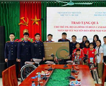 Viện KSND khu vực 9 – Hà Nội trao tặng quà Tết cho trẻ em và hộ gia đình có...