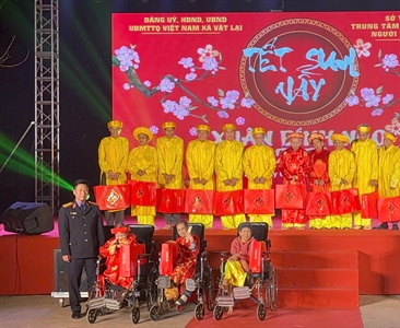 Viện KSND khu vực 9 thăm hỏi, tặng quà và phổ biến Nghị quyết 205/2025/QH15...