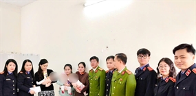 Cán bộ ngành Kiểm sát Thủ đô mang “Tết nhân ái”  đến với...