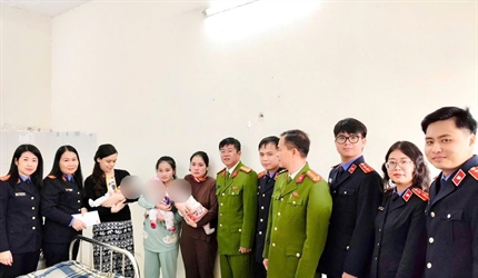 Cán bộ ngành Kiểm sát Thủ đô mang “Tết nhân ái”  đến với những hoàn...