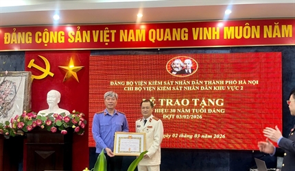 Chi bộ Viện KSND khu vực 2 tổ chức lễ trao tặng huy hiệu 30 năm tuổi...