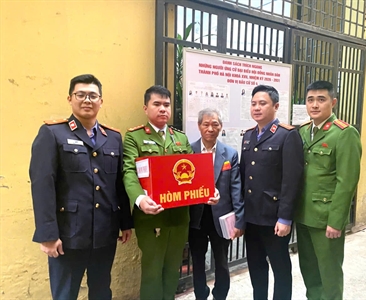 VKSND khu vực 2, thành phố Hà Nội kiểm sát việc bầu cử của người bị tạm giữ,...