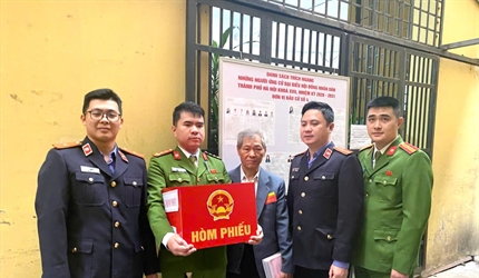 VKSND khu vực 2, thành phố Hà Nội kiểm sát việc bầu cử của người bị tạm...