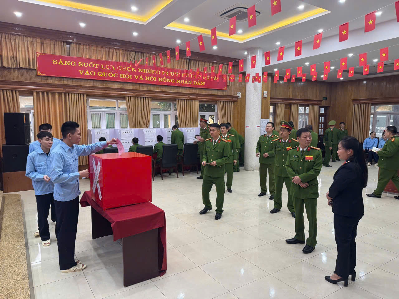 Viện KSND hai cấp thành phố Hà Nội kiểm sát việc thực hiện quyền bầu cử của người bị tạm giữ, tạm giam