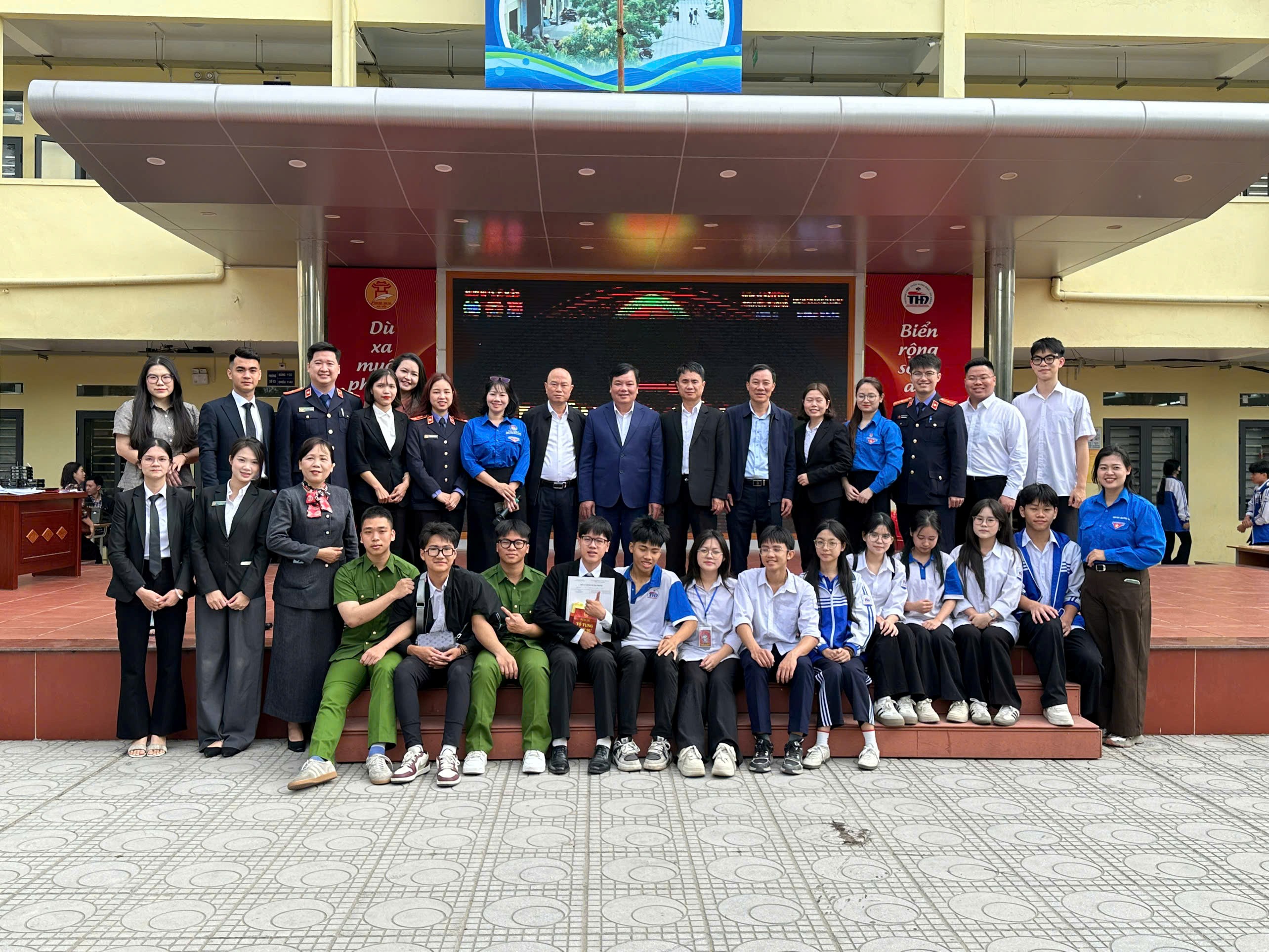 Viện KSND khu vực 6 phối hợp với Tòa án cùng cấp và Trung tâm Trợ giúp pháp lý nhà nước, TP Hà Nội tổ chức phiên tòa giả định tuyên truyền pháp luật tại Trường THPT Trần Hưng Đạo