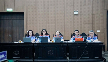 Toàn cảnh xét xử cựu Thứ trưởng Hoàng Văn Thắng, một bị cáo vẫn đang bỏ...