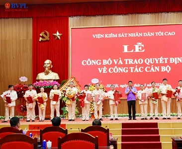 Viện trưởng Nguyễn Huy Tiến trao quyết định điều động, bổ nhiệm 15 đồng chí...