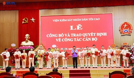 Viện trưởng Nguyễn Huy Tiến trao quyết định điều động, bổ nhiệm 15 đồng...