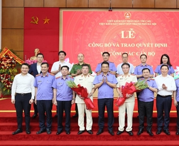 Viện trưởng Nguyễn Huy Tiến trao quyết định bổ nhiệm Viện trưởng và Phó Viện...
