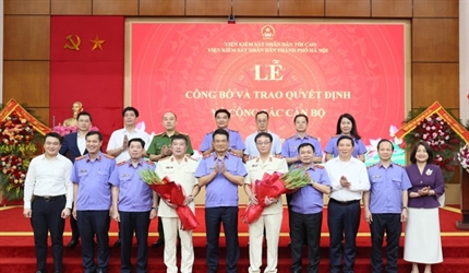 Viện trưởng Nguyễn Huy Tiến trao quyết định bổ nhiệm Viện trưởng và Phó...