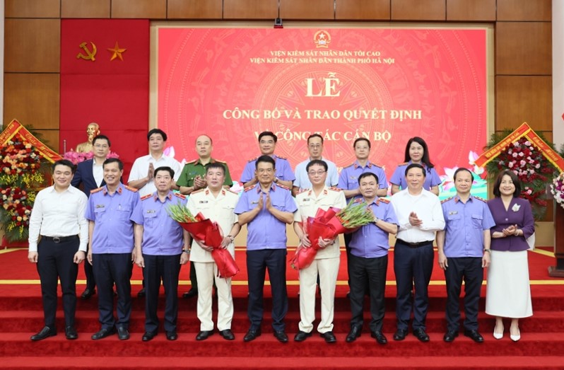 Viện trưởng Nguyễn Huy Tiến trao quyết định bổ nhiệm Viện trưởng và Phó Viện trưởng VKSND TP Hà Nội