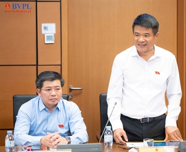 Viện trưởng Nguyễn Huy Tiến góp ý vào dự án Luật Thủ đô (sửa đổi) tại phiên...