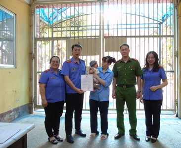 Viện KSND khu vực 4 - Hà Nội kịp thời kiến nghị và trao giấy khai sinh cho...