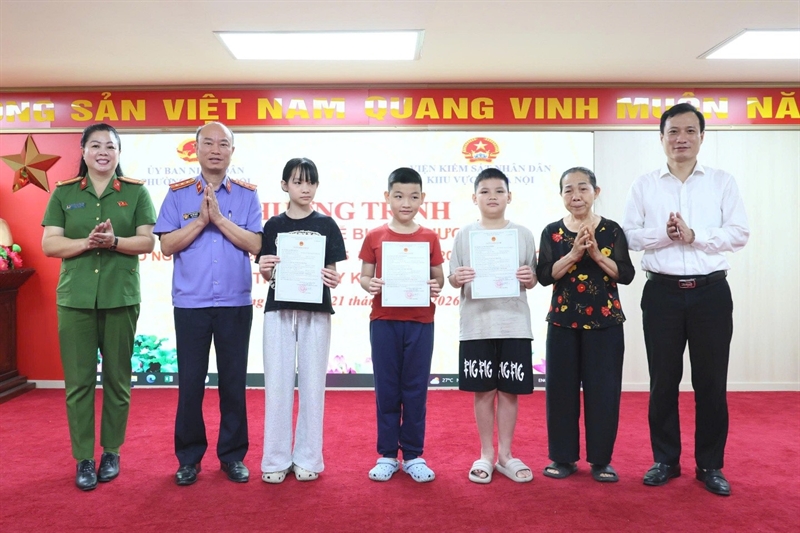 Viện KSND khu vực 6 - Hà Nội phối hợp với UBND phường Dương Nội tổ chức buổi Lễ trao Giấy khai sinh cho trẻ em có hoàn cảnh đặc biệt khó khăn