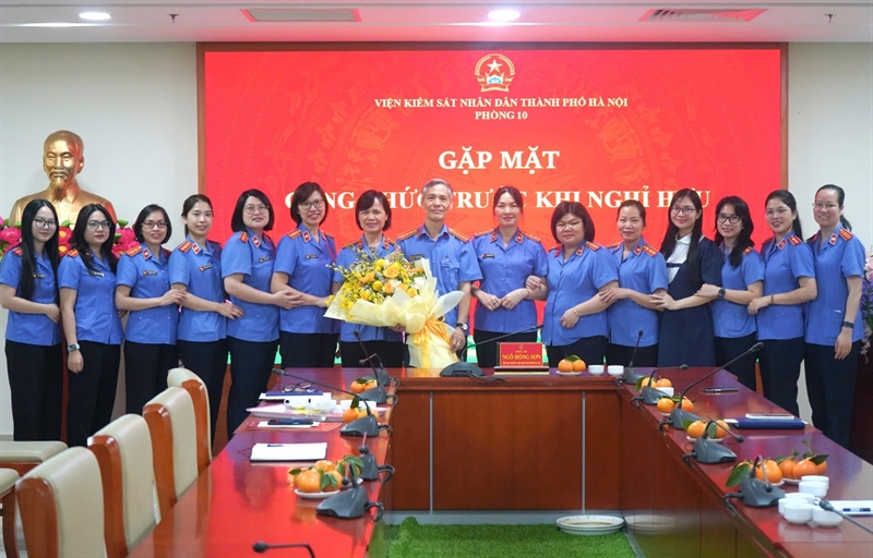 Phòng 10 Viện KSND thành phố Hà Nội tổ chức gặp mặt chia tay đồng chí Nguyễn Trần Thắng nghỉ hưu theo chế độ