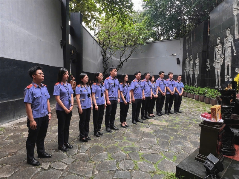 Đoàn Thanh niên VKSND khu vực 1 tổ chức sinh hoạt chuyên đề dâng hương, tham quan di tích Nhà tù Hỏa Lò hướng về kỷ niệm 51 năm Ngày Giải phóng miền Nam, thống nhất đất nước (30/4/1975-30/4/2026)