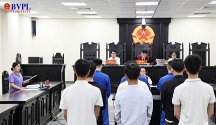 Từng có tiền án, vẫn cầm đầu đường dây làm giả 6.000 giấy phép lái xe