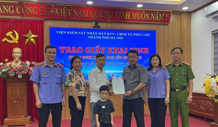 Viện KSND khu vực 9 - Hà Nội kịp thời xác minh, kiến nghị và trao giấy...