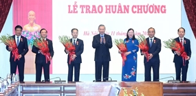 Viện trưởng Nguyễn Huy Tiến vinh dự được trao tặng Huân...