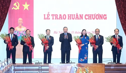 Viện trưởng Nguyễn Huy Tiến vinh dự được trao tặng Huân chương Lao động...