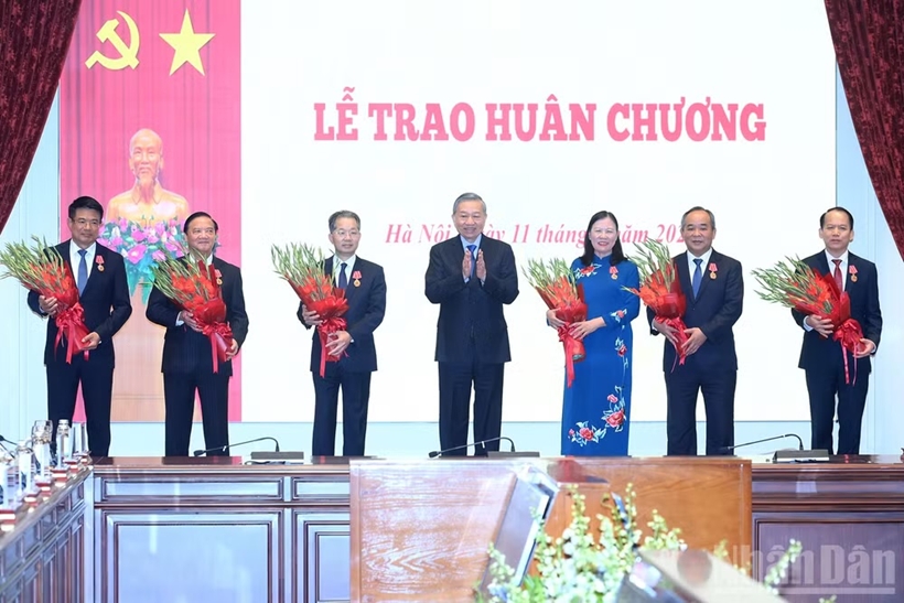 Viện trưởng Nguyễn Huy Tiến vinh dự được trao tặng Huân chương Lao động hạng Nhất