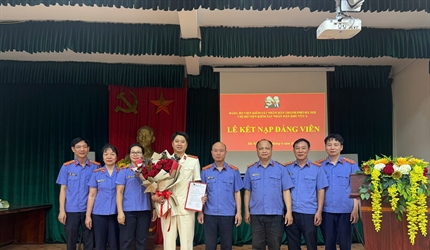 Chi bộ Viện KSND khu vực 6, thành phố Hà Nội tổ chức Lễ kết nạp Đảng viên