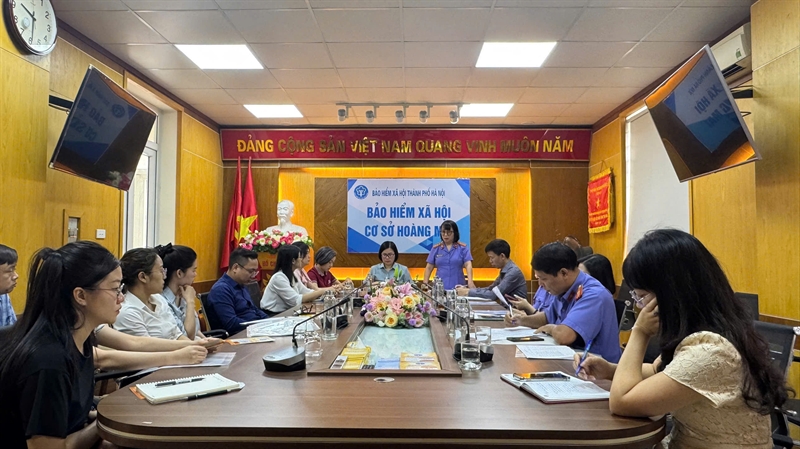 VKSND Khu vực 3 – Hà Nội phối hợp với Bảo hiểm xã hội cơ sở Hoàng Mai làm việc với các doanh nghiệp chậm đóng BHXH, BHYT, BHTN để bảo vệ quyền lợi người lao động và đảm bảo an sinh xã hội