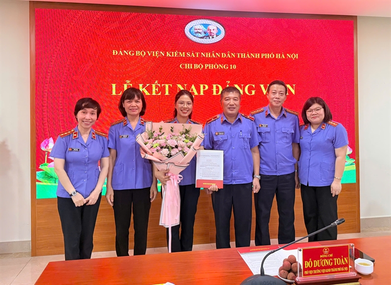 Chi bộ Phòng 10 - Đảng bộ Viện KSND thành phố Hà Nội tổ chức Lễ Kết nạp Đảng viên