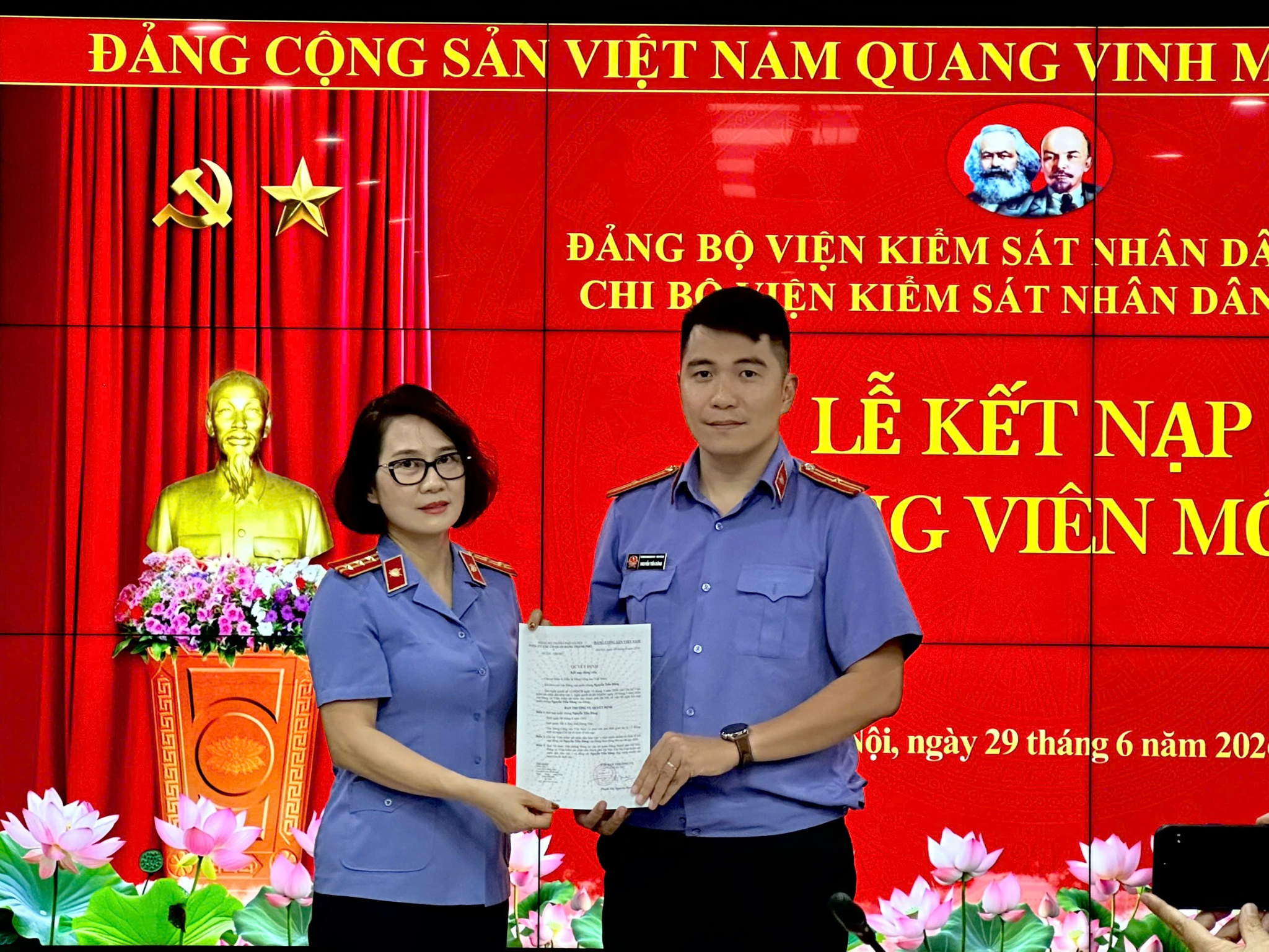 Chi bộ Viện KSND khu vực 1, thành phố Hà Nội tổ chức Lễ kết nạp Đảng viên mới