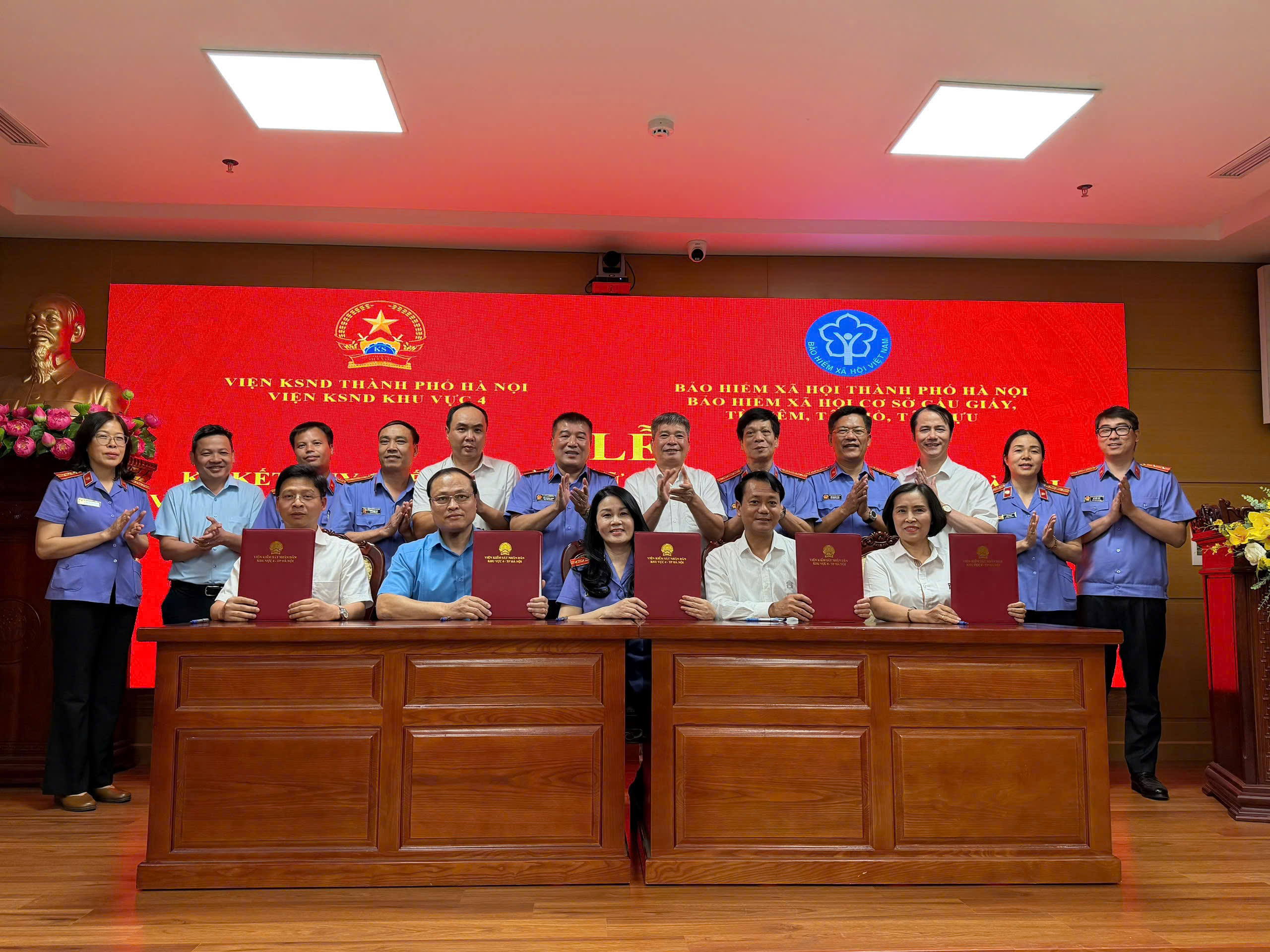 Viện KSND khu vực 4 - Hà Nội ký kết Quy chế phối hợp với BHXH cơ sở Cầu Giấy, Từ Liêm, Tây Hồ, Tây Tựu trong việc thực hiện Nghị quyết 205 của Quốc hội