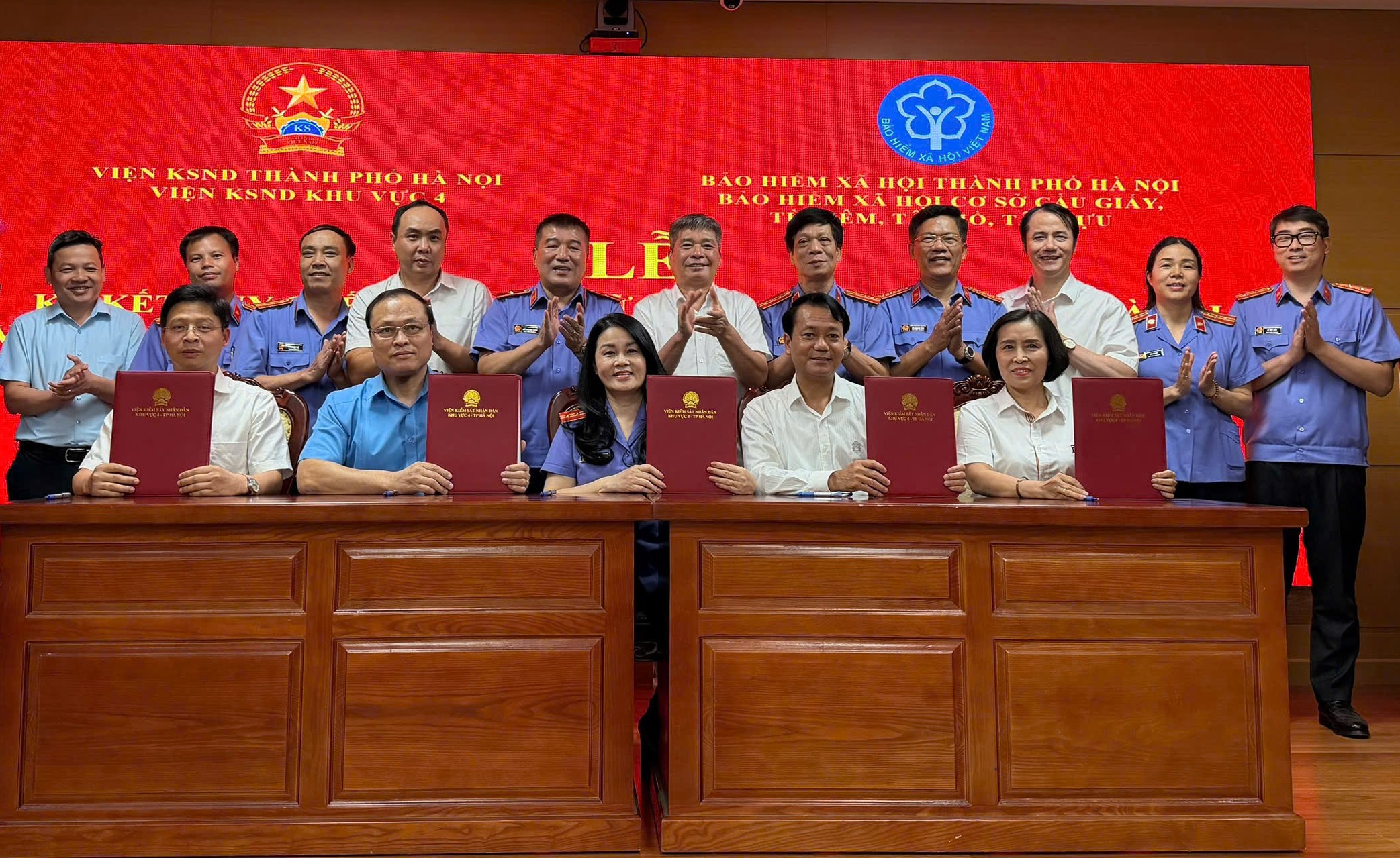 Viện KSND khu vực 4 - Hà Nội ký kết Quy chế phối hợp với BHXH cơ sở Cầu Giấy, Từ Liêm, Tây Hồ, Tây Tựu trong việc thực hiện Nghị quyết 205 của Quốc hội