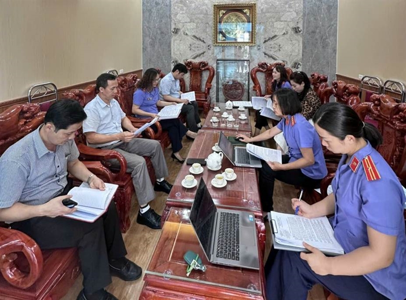 Viện KSND thành phố Hà Nội (Phòng 9) làm việc với UBND xã Trung Giã, thành phố Hà Nội để xác minh vụ việc có dấu hiệu xâm phạm lợi ích công trong lĩnh vực đất đai