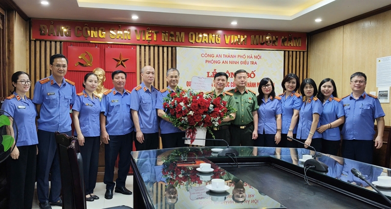 Viện KSND thành phố Hà Nội chúc mừng Phòng PA09  và Phòng PA03 - Công an thành phố Hà Nội nhân Kỷ niệm 80 năm Ngày truyền thống lực lượng An ninh nhân dân.