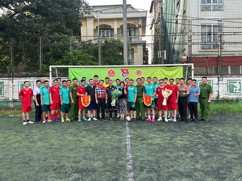 Chào mừng 66 năm Ngày thành lập ngành Kiểm sát nhân dân: Viện KSND khu vực 1 - Hà Nội  và Công an phường Hồng Hà giao lưu bóng đá tăng cường phối hợp, thắt chặt tinh thần đoàn kết