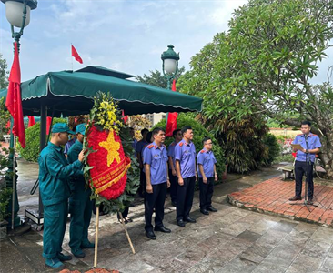 Viện KSND khu vực 5 tổ chức dâng hương tưởng niệm các anh hùng liệt sĩ nhân...