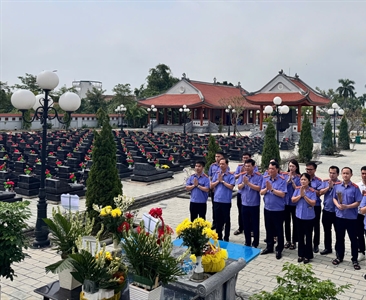 Viện KSND khu vực 7 dâng hương tưởng niệm các anh hùng liệt sĩ nhân dịp kỷ...