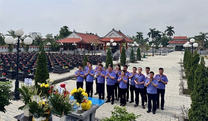 Viện KSND khu vực 7 dâng hương tưởng niệm các anh hùng liệt sĩ nhân...