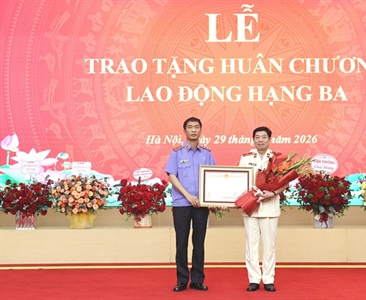 Phó Viện trưởng VKSND TP Hà Nội Nguyễn Văn Dũng vinh dự nhận Huân chương Lao...
