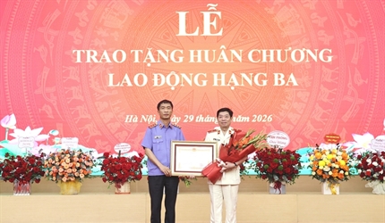 Phó Viện trưởng VKSND TP Hà Nội Nguyễn Văn Dũng vinh dự nhận Huân...