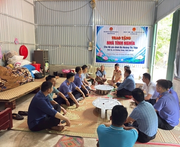 VKSND Khu vực 2, thành phố Hà nội trao tặng nhà tình nghĩa cho hộ nghèo tại...