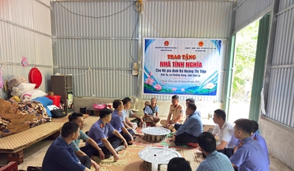 VKSND Khu vực 2, thành phố Hà nội trao tặng nhà tình nghĩa cho hộ nghèo...
