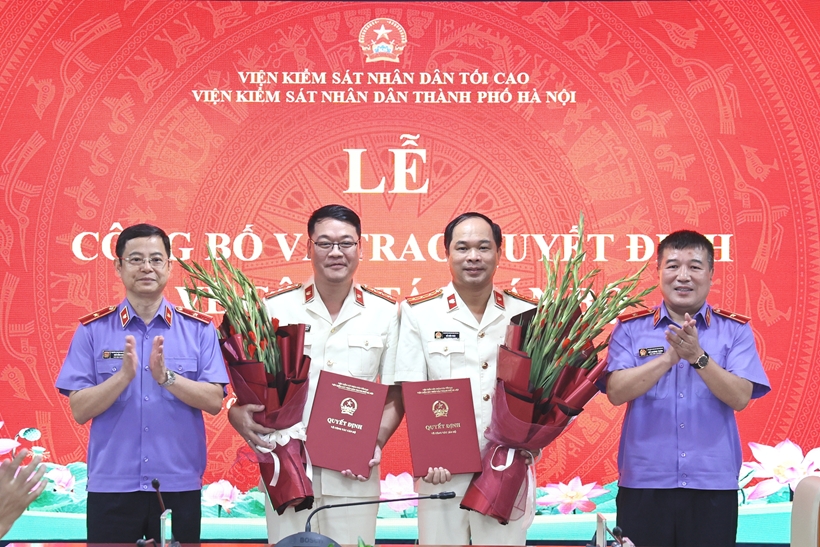 VKSND TP Hà Nội công bố và trao quyết định về công tác cán bộ
