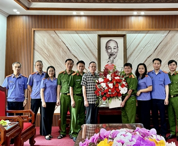 Phòng 8 Viện kiểm sát nhân dân thành phố Hà Nội thăm, chúc mừng các đơn vị...