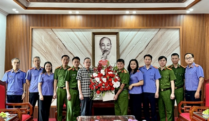 Phòng 8 Viện kiểm sát nhân dân thành phố Hà Nội thăm, chúc mừng các đơn...