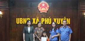 VKSND thành phố Hà Nội kịp thời trao Giấy khai sinh cho cháu...