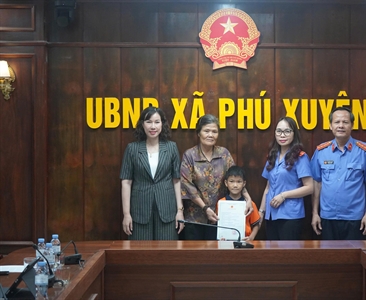 VKSND thành phố Hà Nội kịp thời trao Giấy khai sinh cho cháu bé ở xã Phú...