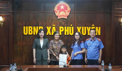 VKSND thành phố Hà Nội kịp thời trao Giấy khai sinh cho cháu bé ở xã...