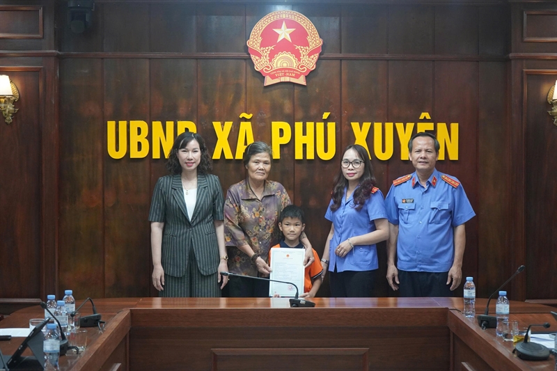 VKSND thành phố Hà Nội kịp thời trao Giấy khai sinh cho cháu bé ở xã Phú Xuyên trước ngày khai giảng năm học mới