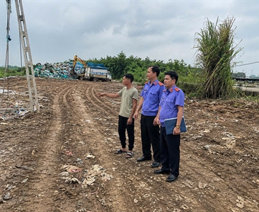 Viện KSND Khu vực 10 – Hà Nội vào cuộc, bãi tập kết chất thải trái quy định...