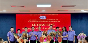 Đảng ủy Viện KSND thành phố Hà Nội tổ chức Lễ trao tặng huy...